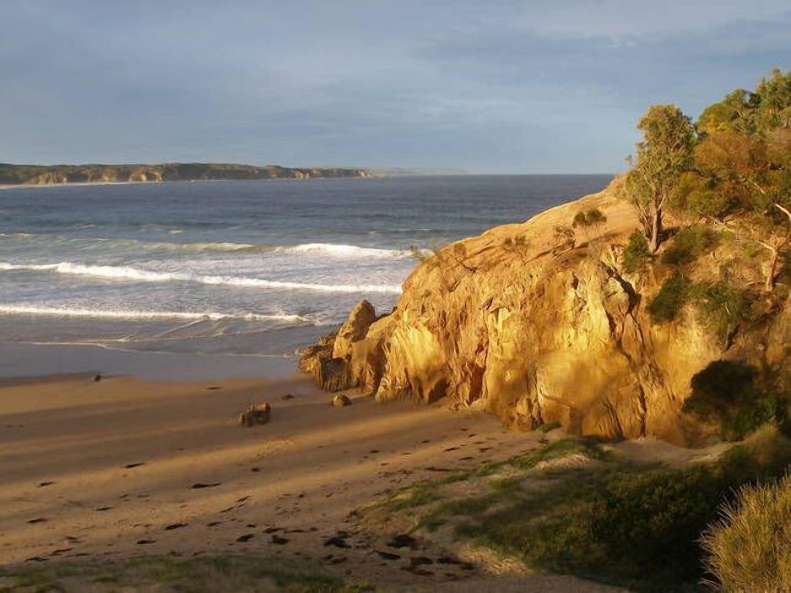 Wonga Beach House- ideally located directly above Tathra Beach!