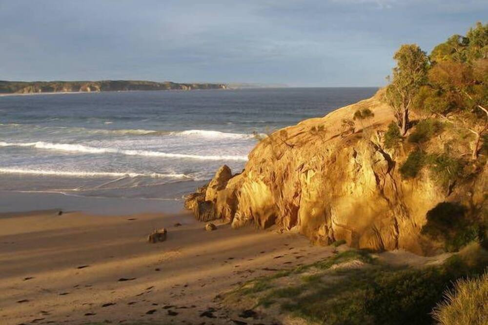 Wonga Beach House- ideally located directly above Tathra Beach!