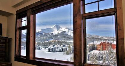 Erinomainen laatu, upeat näkymät, 2 olohuonetta, uima-allas ja porealtaat, pelihuone ja muut (213575)