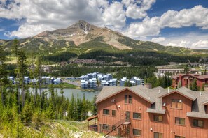 Exterior - Walk to Base - Shuttle Route - Penthouse Condo - Amazing Views, 2 Living Rooms, Pool, Hot Tub (Big Sky)