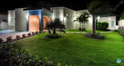 Modern Family Villa 4 bed-4. 5 bath -Pool, AC, BBQ, Free WiFi, Beach chairs!
