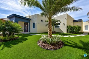 Property grounds - Modern Family Villa 4 bed-4. 5 bath -Pool, AC, BBQ, Free WiFi, Beach chairs!  (Malmok)