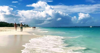 Modern Family Villa 4 bed-4. 5 bath -Pool, AC, BBQ, Free WiFi, Beach chairs!