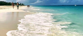 Modern Family Villa 4 bed-4. 5 bath -Pool, AC, BBQ, Free WiFi, Beach chairs!