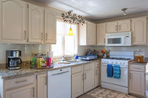 ¡Lujosa casa frente al mar de 3 pisos! Recién amueblado con vistas cautivadoras