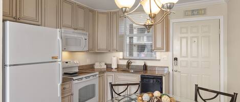 Een koelkast, een magnetron, een oven, een kookplaat