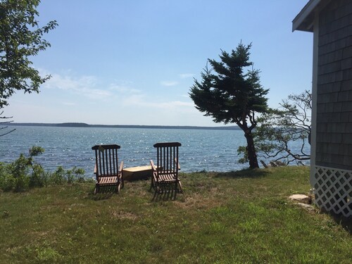 Ocean front 1 bedroom cabin steps from the ocean