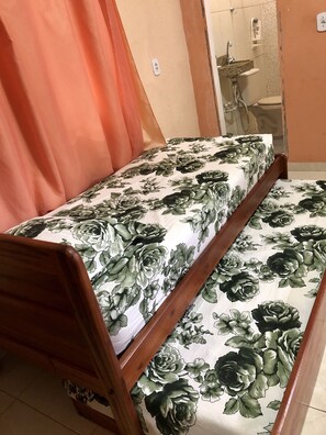 2 slaapkamers, een strijkplank/strijkijzer, beddengoed