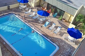 Een buitenzwembad, een verwarmd zwembad