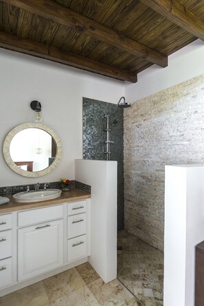 Dusche, Haartrockner, Handtücher, Seife