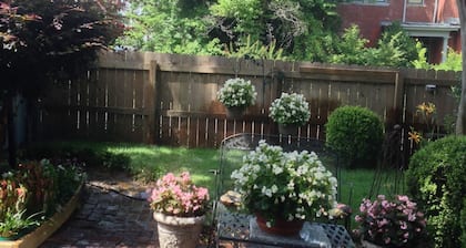 1882 Carriage House In The Heart Of The City!