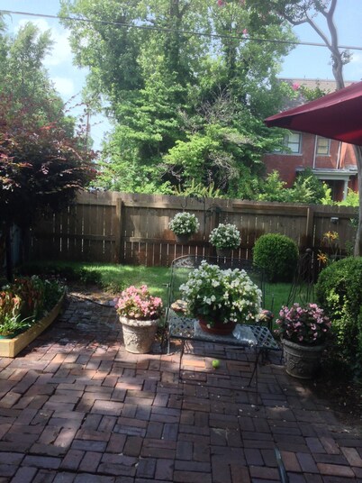 1882 Carriage House In The Heart Of The City!