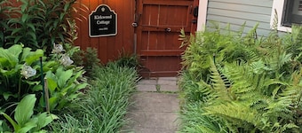 1882 Carriage House In The Heart Of The City!