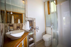 Free toiletries, hair dryer - Peppercorn Cabin - Cosy cabin just for 2, with fireplace and close to popular wedding venues (Broke)