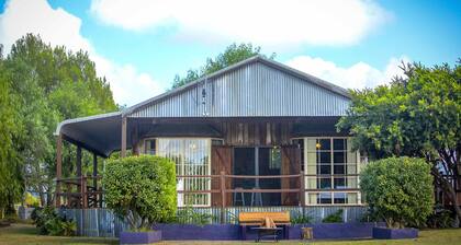 Peppercorn Cabin - Cosy cabin just for 2, with fireplace and close to popular wedding venues