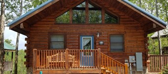 Enorme 1MBR / 2BA, capacidad para 8 personas, se admiten mascotas, piscina, vista al monte