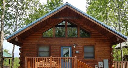 Valtava 1MBR / 2BA, vuodepaikkoja 8, lemmikkiystävällinen, allas, Mt näkymä