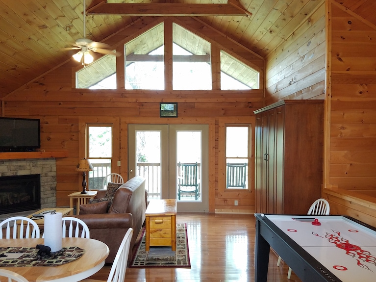 Huge 1mbr/2ba, Sleeps 8, Pet Friendly, Pool, Mt View - Gatlinburg, TN