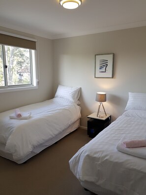 5 bedrooms, desk, iron/ironing board, WiFi