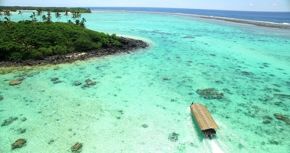 På stranden, solsenger og strandhåndklær