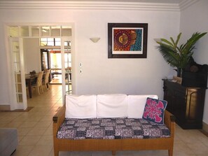 Smart-TV, bøker og stereoanlegg