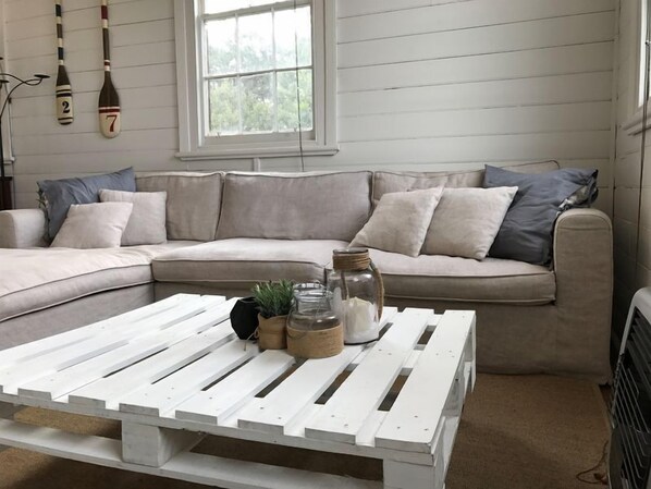 TV, DVD player, videoteca, aparelho de som