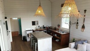 TV, DVD-spiller, filmbibliotek og stereoanlegg