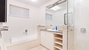Shower, hair dryer, towels, soap - STARFISH Condo/Apartment - Absolute Beachfront Holiday Retreat (Rockingham)