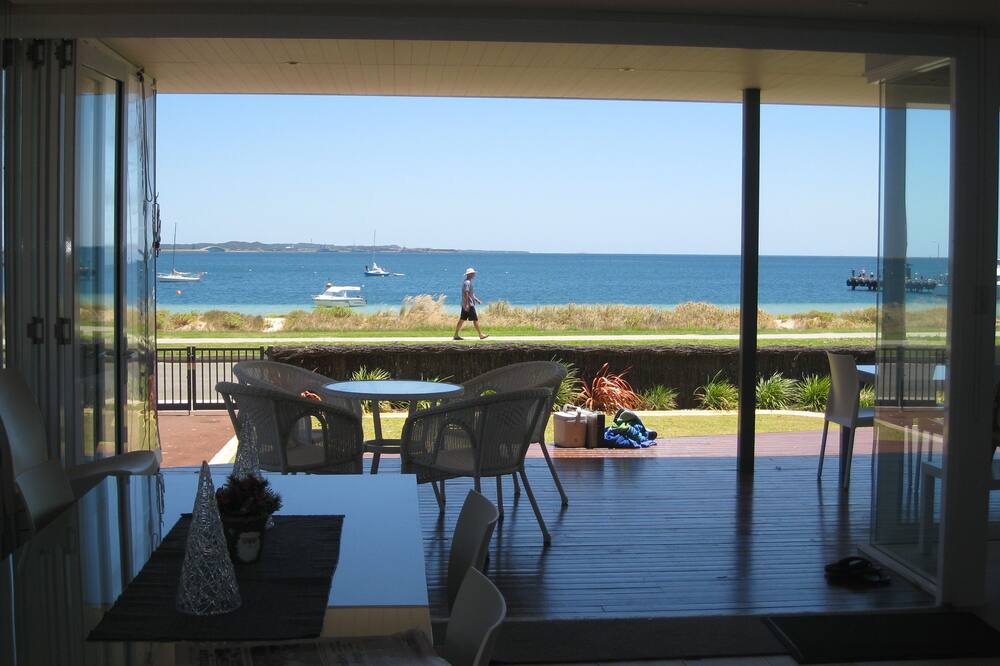 STARFISH Condo/Apartment - Absolute Beachfront Holiday Retreat
