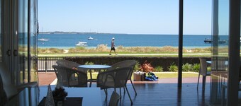 STARFISH Condo/Apartment - Holiday Retreat with Amazing Beachfront Aspect