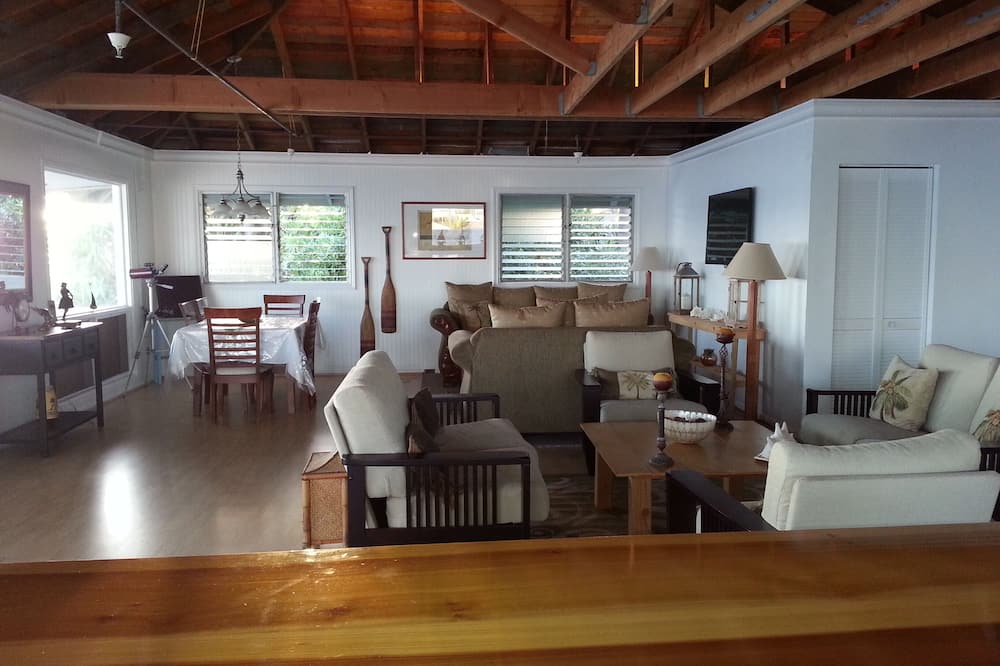 Smart TV, books, stereo, offices