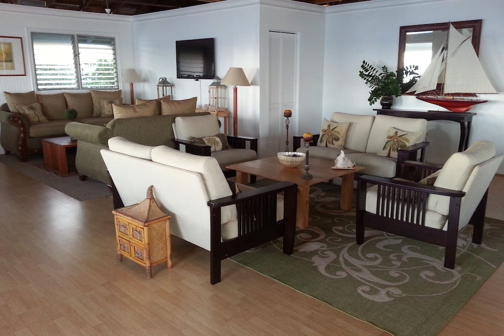 Smart TV, books, stereo, offices