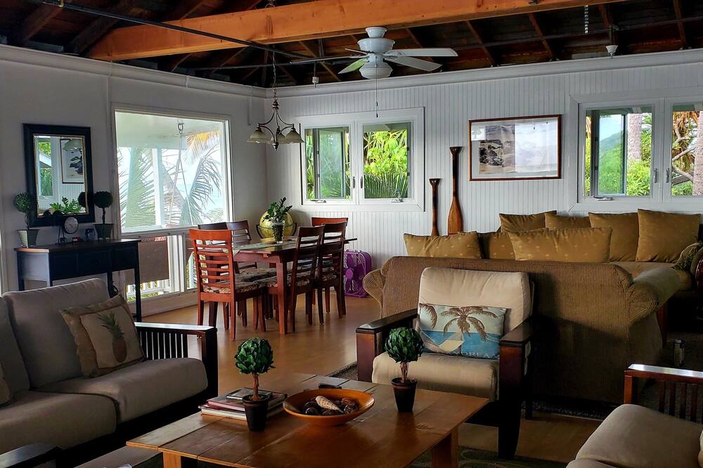 Smart TV, books, stereo, offices