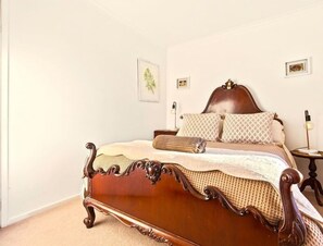 4 habitaciones, escritorio y tabla de planchar con plancha 