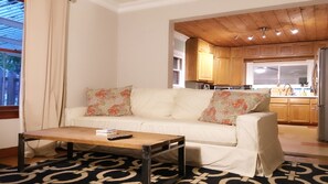 Een smart-tv, videogames, een dvd-speler en een filmbibliotheek