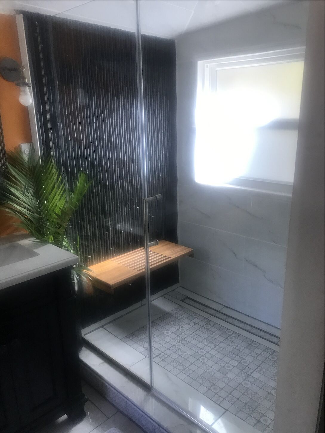 Ducha y bañera combinadas, secador de pelo, toallas y jabón
