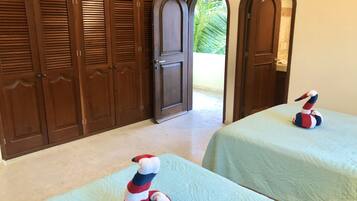 4 bedrooms, in-room safe, desk, travel crib