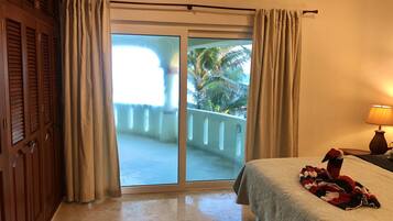 4 Schlafzimmer, Zimmersafe, Schreibtisch, Reisekinderbett