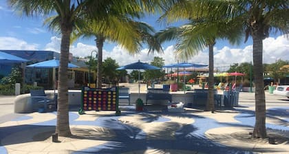 UNIT #4 LAUDERDALE BY THE SEA 200 STEPS to Beach and fun! Modern Studio