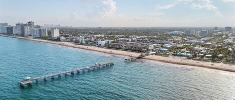 Plage à proximité, chaises longues, serviettes de plage