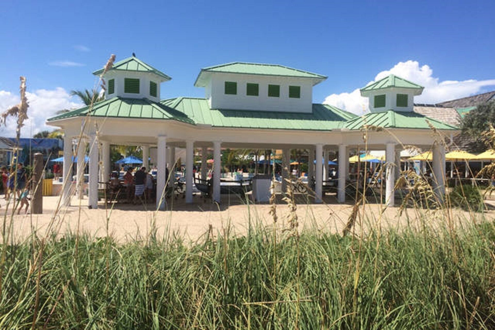 Playa en los alrededores, camastros y toallas de playa 