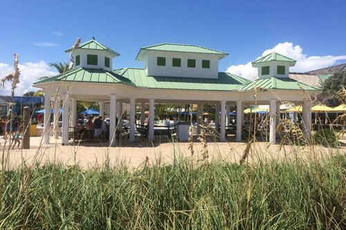 UNIT #4 LAUDERDALE BY THE SEA 200 STEPS to Beach and fun! Modern Studio