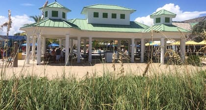 UNIT #4 LAUDERDALE BY THE SEA 200 STEPS to Beach and fun! Modern Studio