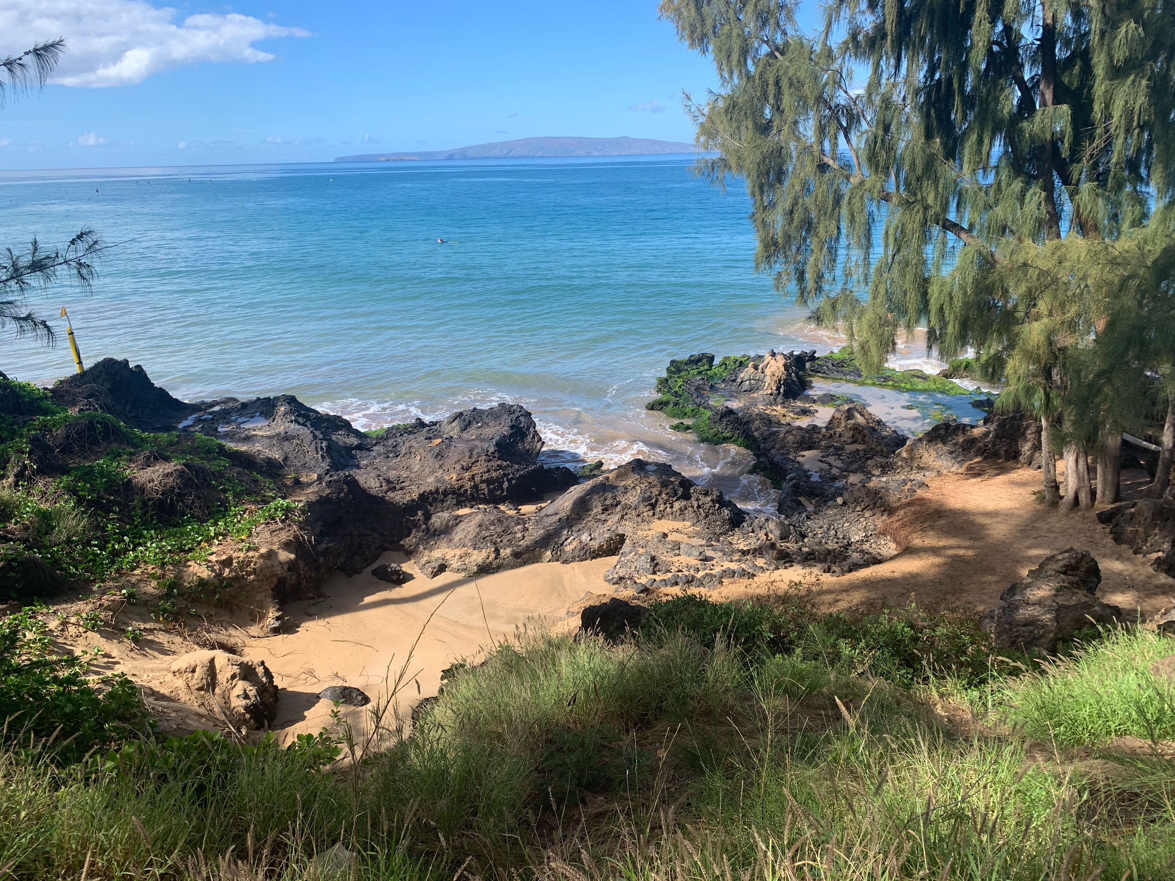 Perto da praia, espreguiçadeiras, toalhas de praia 