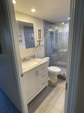 Douche, sèche-cheveux, serviettes fournies, savon