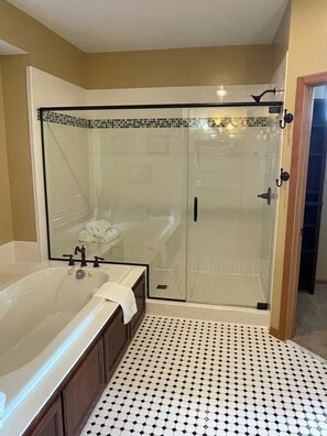 Ensemble douche/baignoire, sèche-cheveux, serviettes fournies, savon