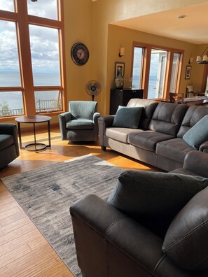 TV, fireplace, DVD player, books