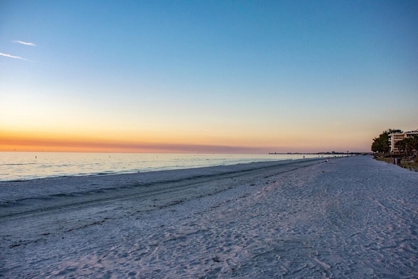 NĂ€ra stranden och solstolar