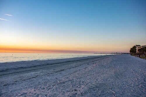 Rentouttava Treasure Island Condo askelta rannalta, katsella auringonlaskua parvekkeeltasi!