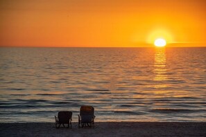 Plage à proximité, chaises longues